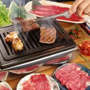 自社ブランド黒毛和牛『高野牛』と岩手県産『門崎丑』を中心に噛めば噛むほど美味しさが溢れる肉味の強い牛を骨付きで仕入れ、そのお肉が一番美味しくなるタイミングでカットしてご提供しております。