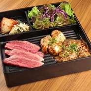 ホルモン好き必見！本日の和牛肉切り落しと和牛のやわらかい上質なホルモンの合わせ盛り。ランチタイムで和牛ホルモンが楽しめます！（ライス・サラダ・スープ・ナムル・キムチ付き）