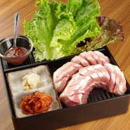 肉厚で食べごたえのある豚カルビはボリューム抜群（ライス・スープ・包み野菜付き）