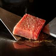 時には炎を上げ、音を立て、香りを漂わせ、目の前に座る人たちの気持ちを掴み食欲をそそります。鉄板の上を踊るようにを器具を操り、滑るように食材を移動させる職人技に感動。