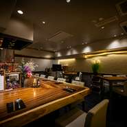 2名での接待にはコの字型カウンター席の角を使用。横に並ぶのではなく、くの字に並ぶことで相手との距離を自然に縮めることができます。粋な計らいに接待での利用も多いとか。