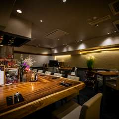 カウンター席の形を利用した接待で、相手との距離を近づける