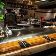 季節の食材や海鮮焼、特選の黒毛和牛を組み込んだ各種コースメニューが用意されています。経験豊かなスタッフが臨機応変に対応。カウンター席でのデートを楽しみましょう。