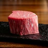 「神戸牛」が内に秘めるパフォーマンスを最大限まで発揮することができるように、肉の繊維を確認しながら一つ一つ丁寧に手作業でカットし、熟練の技にて丹念に火入れをします。