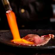 選ぶのは、A5黒毛和牛でサシがきめ細かく入った部位。一瞬にして火が通るほど、薄く大判にスライスされた牛肉が使われています。一人一人に焼き加減を伺い、そのリクエスト通りに仕上げられることが自慢。
