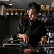 サービスからバーテンダーまで、幅広いジャンルで活躍してきた曽我氏。そのため、会話をしながら料理をつくることは得意分野の一つ。おいしい料理と楽しい会話で、場を盛り上げます。