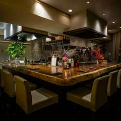 落ち着いたテーブル席から、臨場感あるカウンター席まで設置