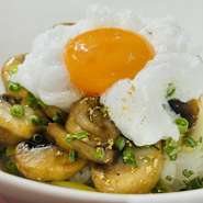 5倍サイズのジャンボマッシュルームをカットしオリーブオイルで炒め、バター醤油で合わせます。炒めた長葱をとマッシュルームをご飯に乗せ、新鮮な卵を乗せて完成です。卵は好みに合わせて火を通すこともできます。