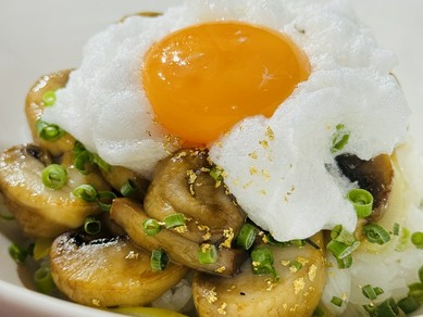 ふんわりとしたご飯の上に、とろりと優しい味わいの卵が絡む『TKG（卵かけご飯）』