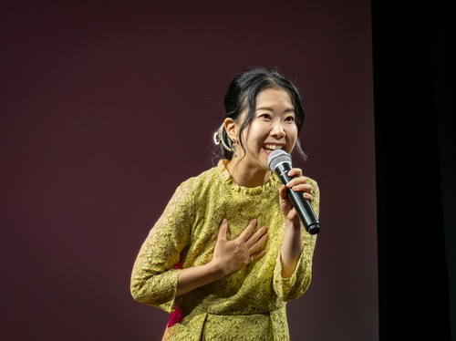 華やかなディナーと共に、上質なエンタメに酔いしれる夜を