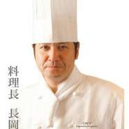 料理の説明はもちろん、優しい接客など雰囲気づくりを大切にしているそうです。ゲストとの積極的なコミュニケーションもその一つ。終始笑顔で過ごせるよう、細やかな配慮をされています。