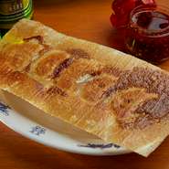 パリパリ＆もちもちの二つの食感を味わえる羽根付き餃子です。餡にしっかりと味が付いておりますので、まずはタレなど付けずにそのまま、次にお酢や醤油、自家製ラー油などお好みの味付けでお召し上がりください。
