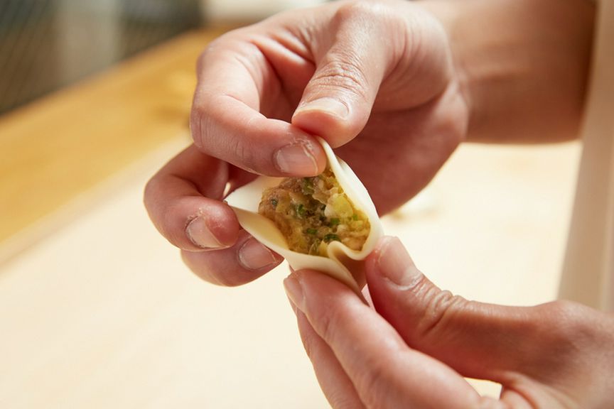 オーダーを受けてから皮を伸ばして庵を包みます