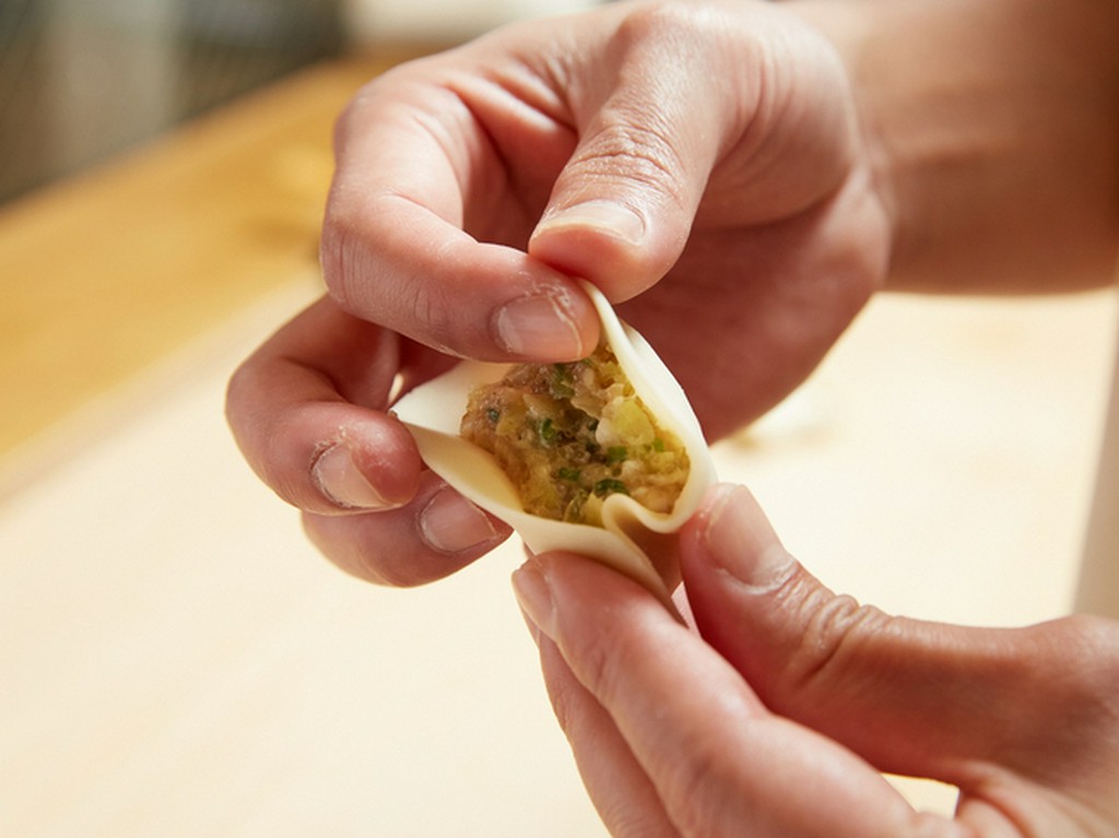 オーダーを受けてから皮を伸ばして庵を包みます