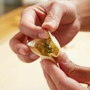 オーダーを受けてから一つ一つ皮を伸ばして庵を包む職人の腕が光る看板メニュです。「焼き餃子」の他に5種類の「水餃子」、変りダネの「今月の餃子」など、食べ比べてお好みの味を見つけてください。

