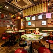 中国風の看板や階段、緑色の丸テーブルや赤い丸イスが特長的な当店。ランタンやネオン風に光るポスターで飾りつけた店内は、写真映えもバッチリです。異国情緒あふれる店内で賑やかな時間をお過ごしください。