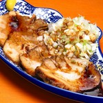 箸で切れるほどにやわらかく仕込んだ中国本場の味