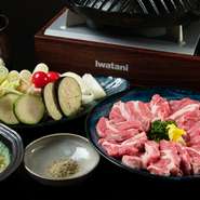 最高級のラム肉を使った鮮度抜群のジンギスカン。臭みも全くない大変やわらかなラム肉をさっと焼いてお召し上がりください。テーブルにセットされた柚子コショウなど10種の薬味で味変しながら楽しんで。