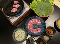 ジンギスカンと同じく焼いたラム肉をいただくものですが、味付けが全く異なるためハマる人が多いそう。サンチュにラム肉とネギやパクチー、キムチを挟んで味わいます。まろやかな甘みのある韓国味噌が味の決め手。