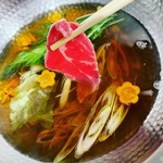 あっさり和風だしの他イカ墨など変わり種も。多彩な味がそろう『極旨　厳選の生ラムしゃぶしゃぶ』