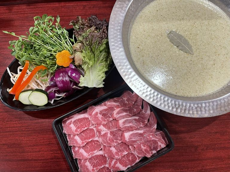 様々なスープでラムしゃぶ・黒豚しゃぶしゃぶをご堪能下さい