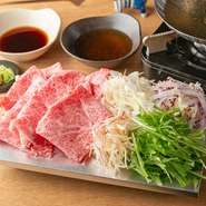 冬季には岡山県から直送される新鮮な牡蠣が楽しめます。肉は八重山郷里牛をメインに使用し、上質な味わいを提供。また、野菜にもこだわり、市場から季節ごとに厳選された旬の食材を使用しています。