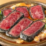 サーロインに竹炭の衣をまとわせ、美しい色合いに盛付けた丼。黄色い玉子と赤い肉、そして黒い竹炭が絶妙なバランスを醸し出し、見た目にも楽しい一品です。その美しい外観に負けない程よい味わいもたまりません。