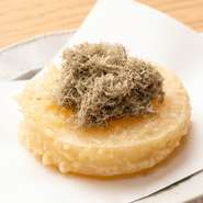 広島県江田島市の農家と契約し、季節ごとの新鮮な野菜を入荷しています。大根やナスなど豊かな土壌で育つおいしい野菜、そして上質な肉や魚。季節の恵みを、天麸羅をはじめ豊富な逸品料理で楽しんでみては。