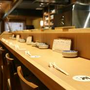 美しい白木のテーブルやカウンターが、木の温もりと爽やかな印象を与える店内。カウンター席で横並びに座り、熱々の天麸羅とお酒を二人でゆっくり楽しむ…。そんな寛ぎのデートはいかがでしょう。