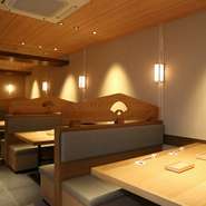 寛げる空間で「揚げたてのおいしい天麸羅を堪能できる」と、海外からのゲストにも大好評のお店です。英語、中国語、韓国語のメニューも用意されているので、仕事上の接待はもちろん観光の際にもオススメ。
