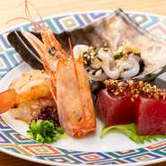 真鯛、カンパチ、鮪、赤海老などにひと手間かけて、オリジナリティ溢れる逸品に仕上げたお刺身は、ワインや銘酒にもぴったりな味わい。季節に応じたその時々の鮮魚を存分に堪能できます。