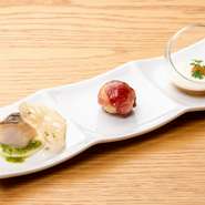 魚や肉、季節の野菜をその素材に合わせた調理方法で趣向を凝らした、見た目にも楽しい逸品。時期によって内容が変わるおまかせ料理なので、訪れる度の楽しみに。