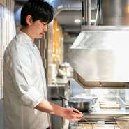 「お気軽にお越しいただけるよう、居心地の良い雰囲気と接客を心掛けています。“サックほく”の揚げたて天麸羅と逸品料理を“目と耳と舌で楽しんでいただく”。その心を何より大切にしています」と黒口氏。