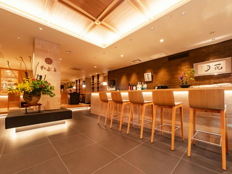 店舗1階のカウンター席では、天才棋士の色紙に注目!