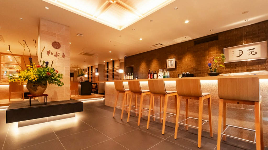 店舗1階のカウンター席では、天才棋士の色紙に注目！