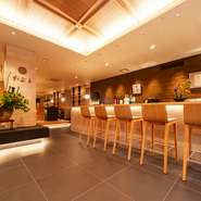 和の趣を感じる店内は清潔感にあふれ、四季折々の生花が空間を彩ります。料理人のパフォーマンスを間近に楽しめるのはカウンター割烹ならでは。パートナーと並んで腰を下ろせば、おいしい音と香りに包まれます。