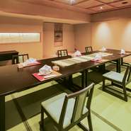 木のぬくもりを感じる上質空間は、特別な時間を過ごすのにぴったりです。多彩なお酒と季節を感じる会席料理や一品料理を楽しんだり。ちょっと贅沢したい時にオススメです。