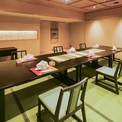 落ち着きのある個室やカウンター席など趣の異なる客席を用意