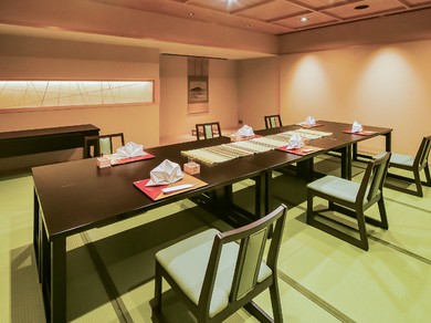 落ち着きのある個室やカウンター席など趣の異なる客席を用意