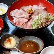 厳選した黒毛和牛をじっくりと低温で火入れし、しっとりと仕上げたローストビーフを贅沢に盛り付けました。醤油ベースの特製和風ソースとともにご堪能ください。