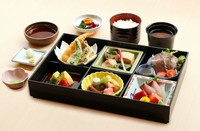 人気の定番メニュー。お造り、天ぷら、焼物、煮物など、料亭かぶとを代表する献立が詰まったお弁当です。
