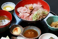 厳選した黒毛和牛をじっくりと低温で火入れし、しっとりと仕上げたローストビーフを贅沢に盛り付けました。醤油ベースの特製和風ソースとともにご堪能ください。