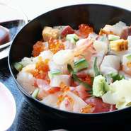 彩り豊かな新鮮な海の幸を特製の赤シャリに華やかに散りばめた贅沢な一品。海鮮の種類は仕入れ状況で変更しますのでおまかせとなっております。