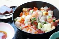 彩り豊かな新鮮な海の幸を特製の赤シャリに華やかに散りばめた贅沢な一品。海鮮の種類は仕入れ状況で変更しますのでおまかせとなっております。