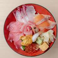 2021年に開催された「第62期王位戦」の舞台となった【花月会館　料亭かぶと】。ここで昼食に選ばれたのが目にも美しいこちらのメニュー。ウニやイクラをはじめとした鮮魚がふんだんに盛り込まれ、至福の味わいです。