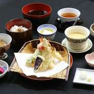 揚げたての天ぷらを中心に、旬の食材を彩り豊かに盛り込んだ御膳です。
（天ぷら、季節の小鉢、茶碗蒸し、白飯、味噌汁、水物）