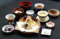 揚げたての天ぷらを中心に、旬の食材を彩り豊かに盛り込んだ御膳です。
（天ぷら、季節の小鉢、茶碗蒸し、白飯、味噌汁、水物）