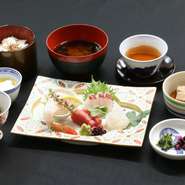 新鮮な旬の魚を盛り合わせた刺身御膳です。魚本来の旨みをご堪能いただける一品です。（刺身盛り合わせ、季節の小鉢、季節の焚き合わせ、白飯、赤出汁、水物）