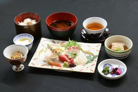 新鮮な旬の魚を盛り合わせた刺身御膳です。魚本来の旨みをご堪能いただける一品です。（刺身盛り合わせ、季節の小鉢、季節の焚き合わせ、白飯、赤出汁、水物）