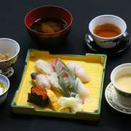 新鮮な旬の魚介を職人が一貫ずつ丁寧に握り上げた寿司を中心に、季節の小鉢を添えた御膳です。（握り寿司７貫、小鉢、茶碗蒸し、赤出汁、水物）